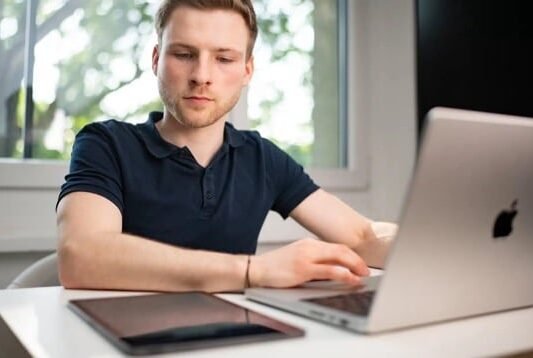 Professionelle Website erstellen lassen 24 Website Förderung Hintergrundbild - Handy