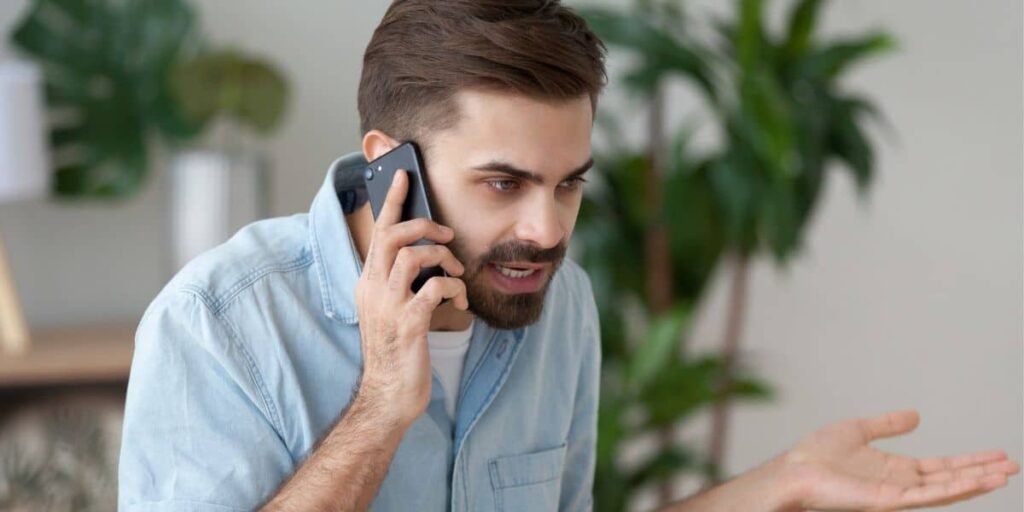 Professionelle Website erstellen lassen 18 Ein Mann telefoniert verärgert mit jemanden
